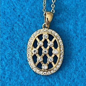 NECKLACE, GOLD TONE, CRYSTALS, SET IN OVAL SETTING .